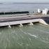 Nieuwe spuisluizen Afsluitdijk bij Den Oever voor het eerst geopend
